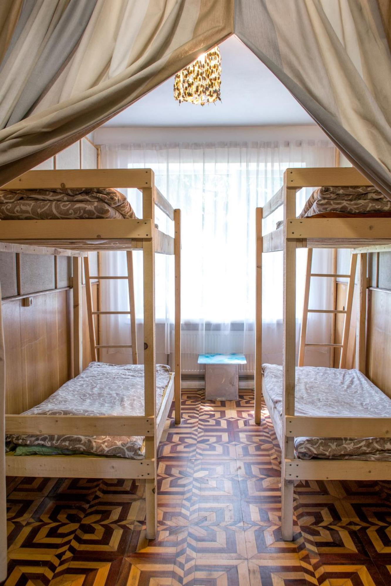 Baron Munchausen Guest House Кам'янець-Подільский Екстер'єр фото